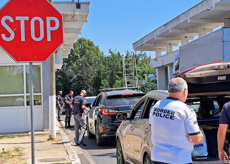 autoritatile vamale sunt cu ochi n 4 in aceasta perioada mai multe puncte de intrare in tara sunt strict supravegheate 69d364a893955