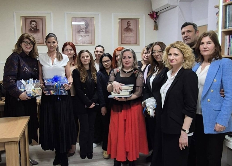 biblioteca noua rafturi pline dr adriana campeanu sprijina cultura donatie importanta de carti la lumina 69ea6fbdb5cb3