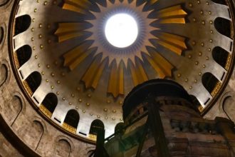 biserica sfantului mormant din ierusalim a fost redeschisa dupa 40 de zile de restrictii pelerinii pot participa la ceremonia sfintei lumini 69d7da747d773