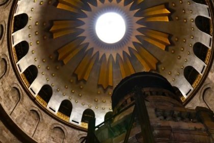 biserica sfantului mormant din ierusalim a fost redeschisa dupa 40 de zile de restrictii pelerinii pot participa la ceremonia sfintei lumini 69d7da747d773