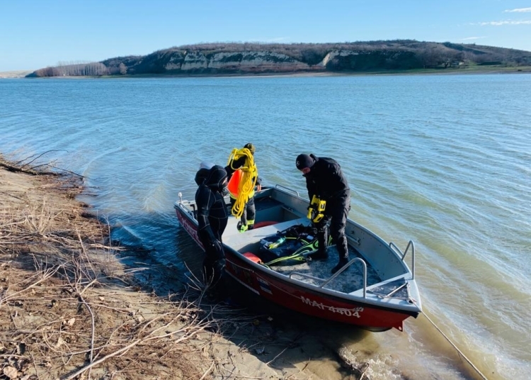 cadavru gasit in apele dunarii in zona cernavoda 69d51ab1289dc