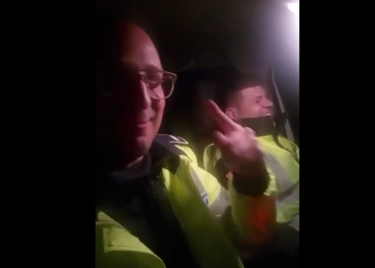 ce risca cei doi politisti din braila care s au filmat cantand manele in masina de serviciu in noaptea de inviere 69de28dcd499d