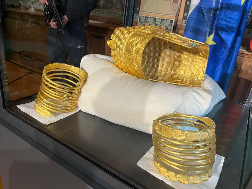 coiful de la cotofenesti si cele doua bratari dacice recuperate ajung la muzeul national de istorie a romaniei 69e0c82ec1849