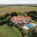 conacul kosca din secolul xix cu piscina livada si crama scos la vanzare domeniul de 20 500 mp se vinde cu 450 000 de euro 69e7f6f9edae1