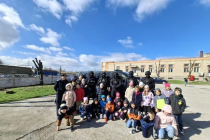 elevi in vizita la jandarmi in contextul aniversarii a 176 de ani de la infiintarea jandarmeriei romane foto 69cfdd02720dd