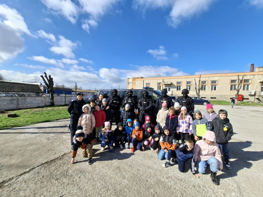 elevi in vizita la jandarmi in contextul aniversarii a 176 de ani de la infiintarea jandarmeriei romane foto 69cfdd02720dd