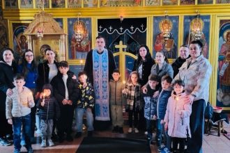 elevii din poarta alba au participat la slujba si s au impartasit 69d735e0cf85a