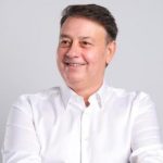 florin mitroi in mijlocul unei familii din razoarele afectate de incendiu doar umar la umar putem reda speranta 69f0fc47092d1