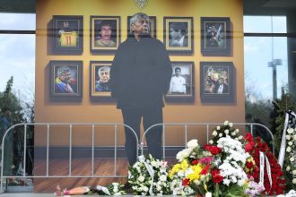 fostul presedinte traian basescu la catafalcul antrenorului mircea lucescu respect pentru mircea lucescu 69d79b2be1e15