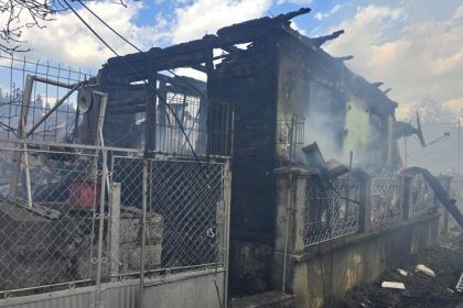 foto dezastru la soveja 27 de gospodarii au ramas fara acoperis in urma incendiului de proportii salvatorii raman in alerta toata noaptea 69ee2edee82fb