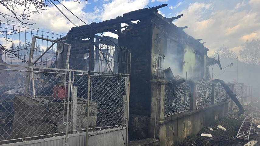 foto dezastru la soveja 27 de gospodarii au ramas fara acoperis in urma incendiului de proportii salvatorii raman in alerta toata noaptea 69ee2edee82fb