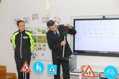 foto politistii locali din constanta implicati in actiuni de educatie si constientizare a celor mai tineri cetateni ai orasului 69cf9d95275c1