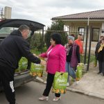 foto primaria cumpana ofera 350 de pachete persoanelor vulnerabile intr o actiune caritabila 69d4d8bf123a4