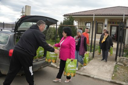 foto primaria cumpana ofera 350 de pachete persoanelor vulnerabile intr o actiune caritabila 69d4d8bf123a4