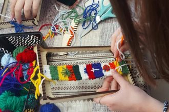 foto schimb cultural la muzeul de arta populara elevi din germania si constanta au invatat tainele tesutului traditional 69e2513c6d847