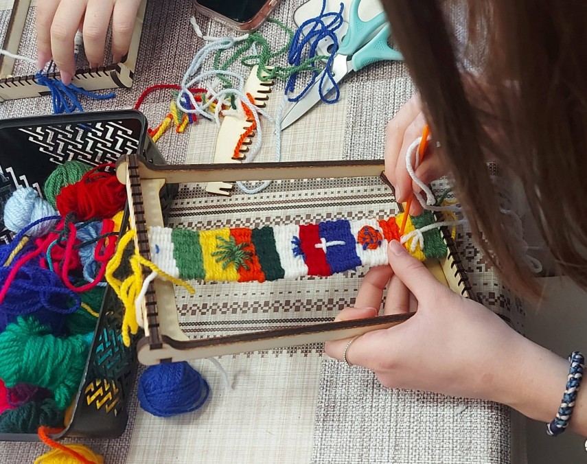 foto schimb cultural la muzeul de arta populara elevi din germania si constanta au invatat tainele tesutului traditional 69e2513c6d847