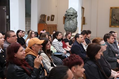 foto vernisajul expozitiei miniatura uzbekistanului traditie si modernitate dialog artistic international la muzeul de arta din constanta 69ea01f7ad2a1