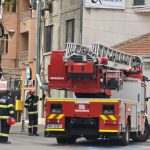 galerie foto pericol pe strada mircea cel batran pompierii au intervenit pentru indepartarea unei tigle care ameninta sa cada in capul trecatorilor 69e8df164f2ce