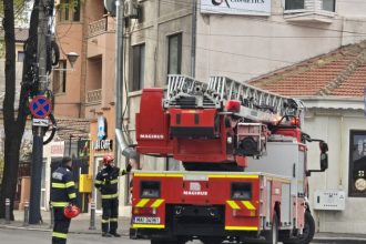 galerie foto pericol pe strada mircea cel batran pompierii au intervenit pentru indepartarea unei tigle care ameninta sa cada in capul trecatorilor 69e8df164f2ce