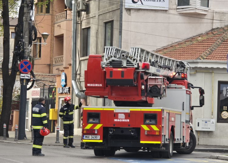 galerie foto pericol pe strada mircea cel batran pompierii au intervenit pentru indepartarea unei tigle care ameninta sa cada in capul trecatorilor 69e8df164f2ce