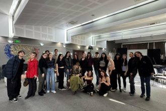 hypocrites arta de a fi altcineva un laborator in care actorul si dramaturgul invata sa construiasca adevarul prin masca contradictie si subtext 69d6947084e72