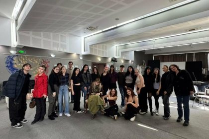 hypocrites arta de a fi altcineva un laborator in care actorul si dramaturgul invata sa construiasca adevarul prin masca contradictie si subtext 69d6947084e72