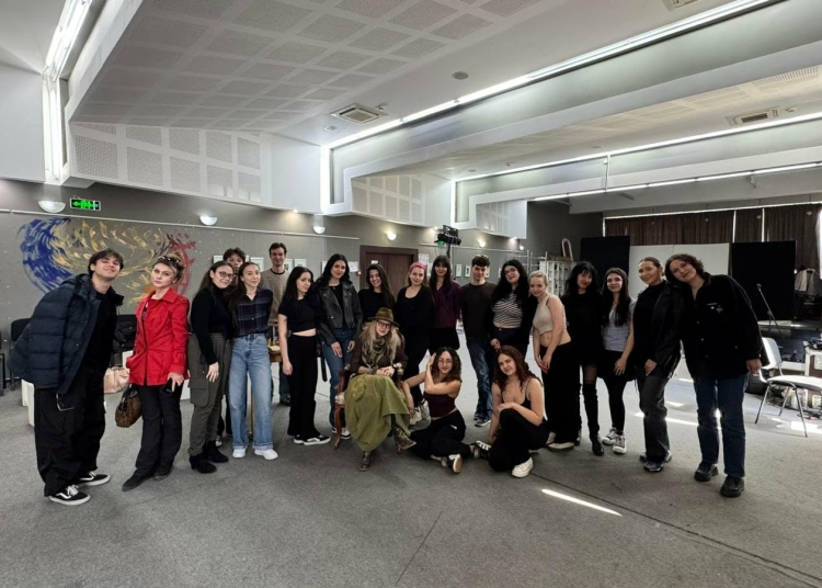 hypocrites arta de a fi altcineva un laborator in care actorul si dramaturgul invata sa construiasca adevarul prin masca contradictie si