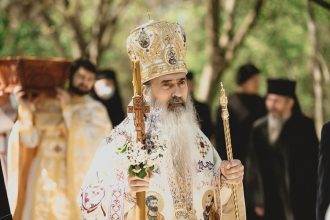 ips teodosie slujeste la manastirea dervent izvorul tamaduirii sarbatorit prin slujbe si sfintirea agheasmei mici 69e1354f60535