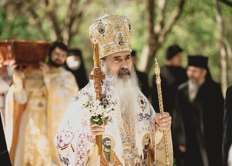 ips teodosie slujeste la manastirea dervent izvorul tamaduirii sarbatorit prin slujbe si sfintirea agheasmei mici 69e1354f60535
