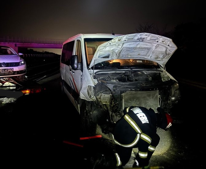 microbuz de calatori implicat intr un grav accident pe autostrada a1 mai multe persoane transportate la spital 69cf5e164d7f1