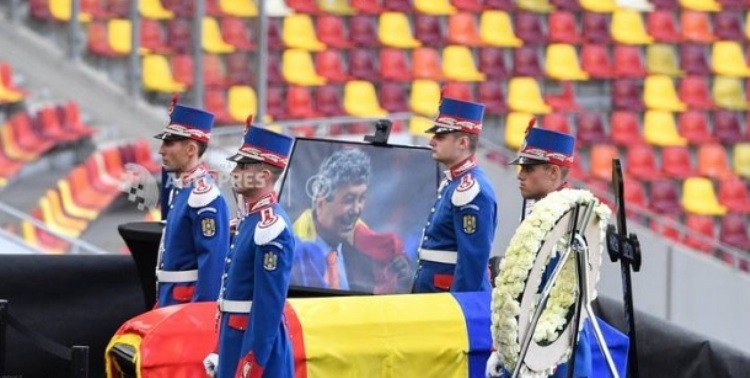 mircea lucescu omagiat la arena nationala cozi de oameni si mesaje de adio din sport si politica 69d79178bb367