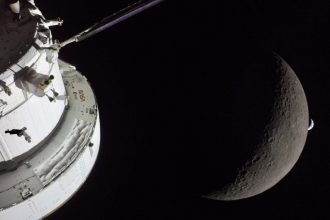 nasa publica imagini spectaculoase din misiunea artemis ii eclipsa solara vazuta de pe orbita lunara si revenire spre pamant 69d7efa4532a1