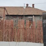 o pensionara din constanta si a reparat gardul si haznaua vechi de peste 50 de ani dar primaria a obligat o sa desfiinteze tot 69d03c6190ed0