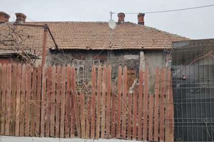 o pensionara din constanta si a reparat gardul si haznaua vechi de peste 50 de ani dar primaria a obligat o sa desfiinteze tot 69d03c6190ed0