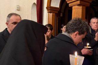 presedintele nicusor dan la slujba din vinerea mare oficiata la manastirea cornu judetul prahova 69d9ff2250f83