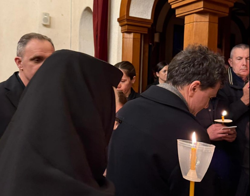 presedintele nicusor dan la slujba din vinerea mare oficiata la manastirea cornu judetul prahova 69d9ff2250f83