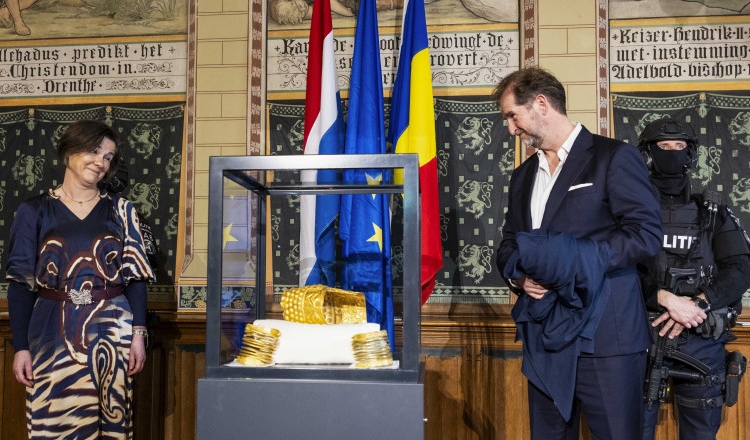 primele detalii despre operatiunea de aducere in tara a coifului de la cotofenesti si bratarilor dacice 69cf9a4039e51