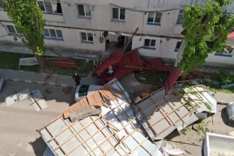 ravagii in moldova din cauza vantului un barbat a murit dupa ce acoperisul unui bloc a cazut peste el 69ee01e112071