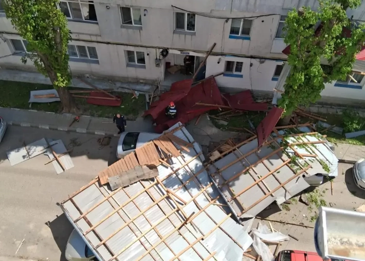 ravagii in moldova din cauza vantului un barbat a murit dupa ce acoperisul unui bloc a cazut peste el 69ee01e112071