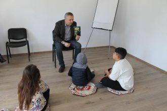 scriitorul florin alexandru collombo alaturi de familiile de la sectia valu lui traian 69f2ec036b7ee