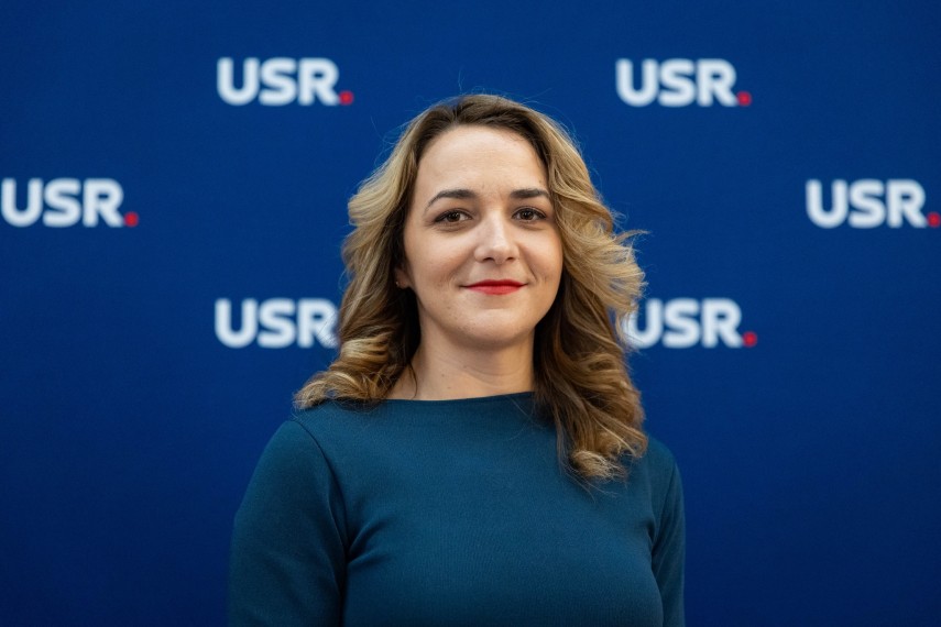 senatoarea usr cynthia paun cere indepartarea de urgenta a unor panouri publicitare din bucuresti privind nasterea prin cezariana 69d92bf9afd97