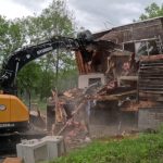 un francez si a demolat casa din cauza unor romani care o ocupau abuziv si refuzau sa plece 69d7ad65eb92e