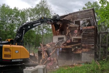 un francez si a demolat casa din cauza unor romani care o ocupau abuziv si refuzau sa plece 69d7ad65eb92e