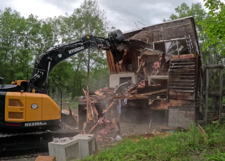 un francez si a demolat casa din cauza unor romani care o ocupau abuziv si refuzau sa plece 69d7ad65eb92e