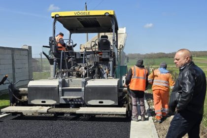 vasile luminarea am fost din nou pe teren alaturi de echipele care lucreaza la modernizarea strazilor din comuna 69dfd5af292a2