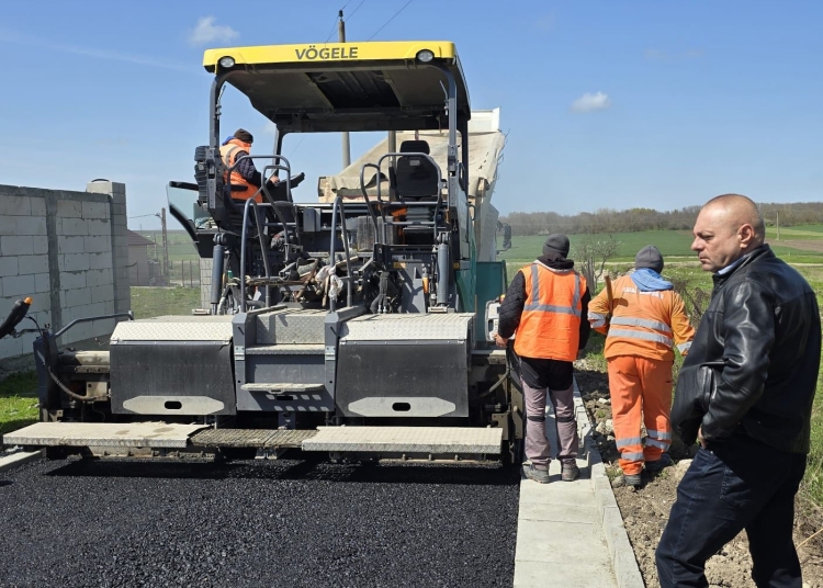 vasile luminarea am fost din nou pe teren alaturi de echipele care lucreaza la modernizarea strazilor din comuna 69dfd5af292a2