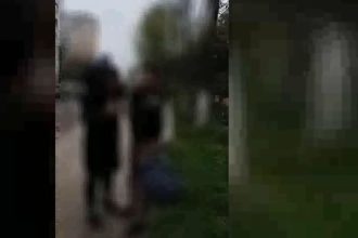video copil agresat de mama unui coleg in proximitatea scolii 7 politia cerceteaza cazul ce spune isj 69ebf66f63544