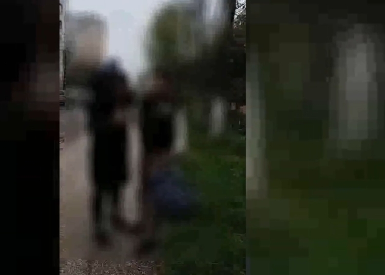 video copil agresat de mama unui coleg in proximitatea scolii 7 politia cerceteaza cazul ce spune isj 69ebf66f63544