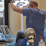 video dr cristian mina de la mm dental team despre inserarea a doua implanturi dentare procedura minim invaziva 69d046f7e4e36