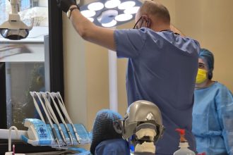 video dr cristian mina de la mm dental team despre inserarea a doua implanturi dentare procedura minim invaziva 69d046f7e4e36